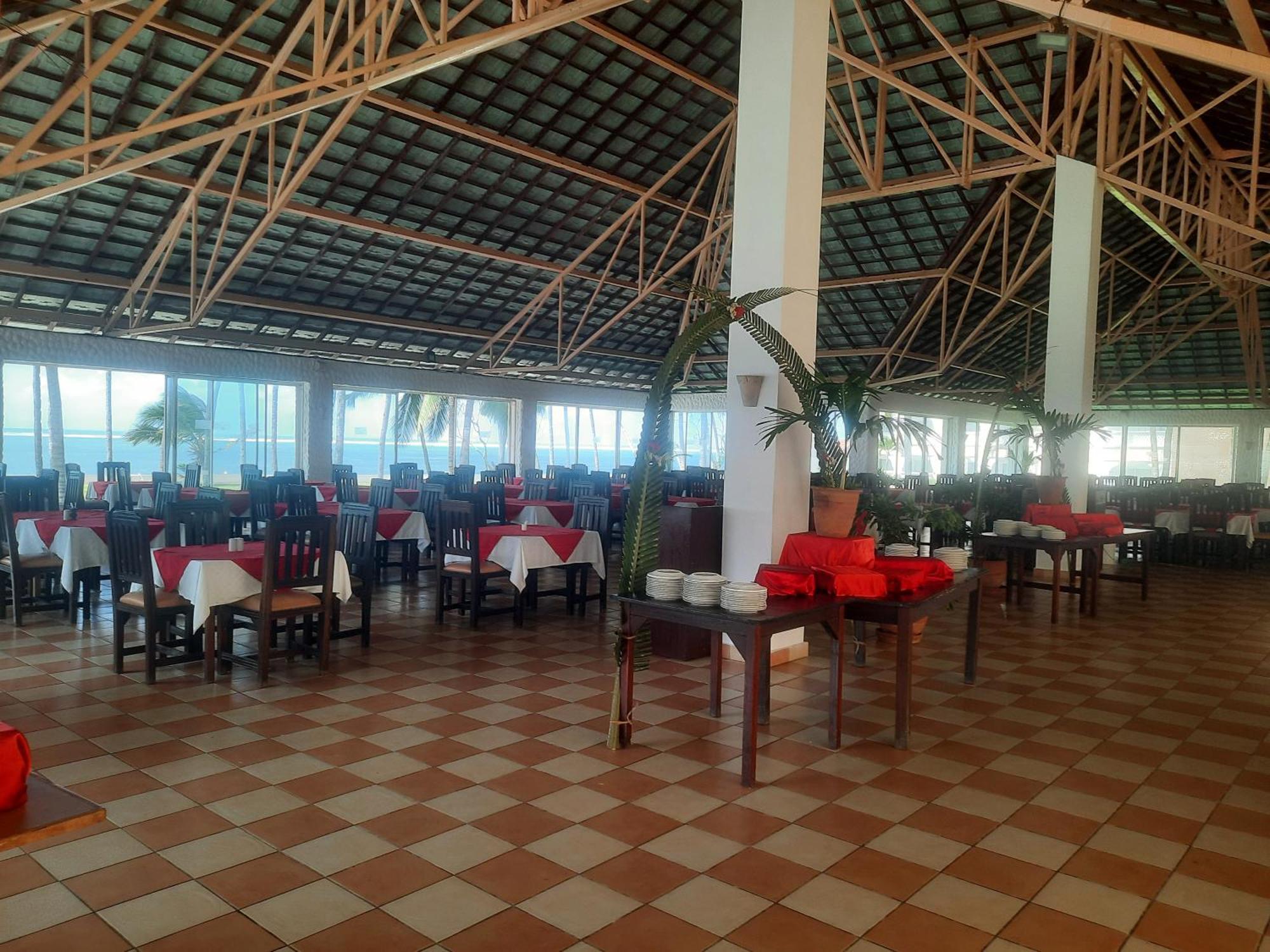 Sun N Sand Beach Resort Mombasa Esterno foto