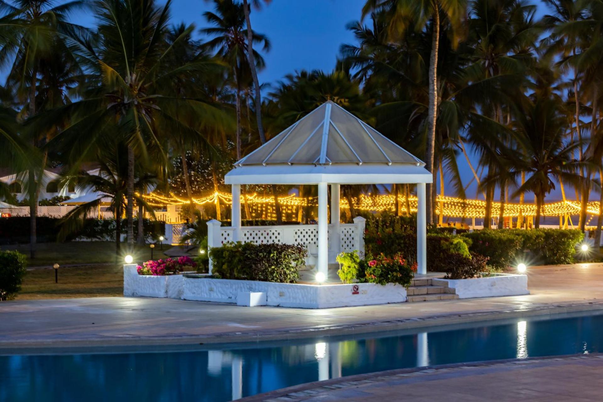 Sun N Sand Beach Resort Mombasa Esterno foto