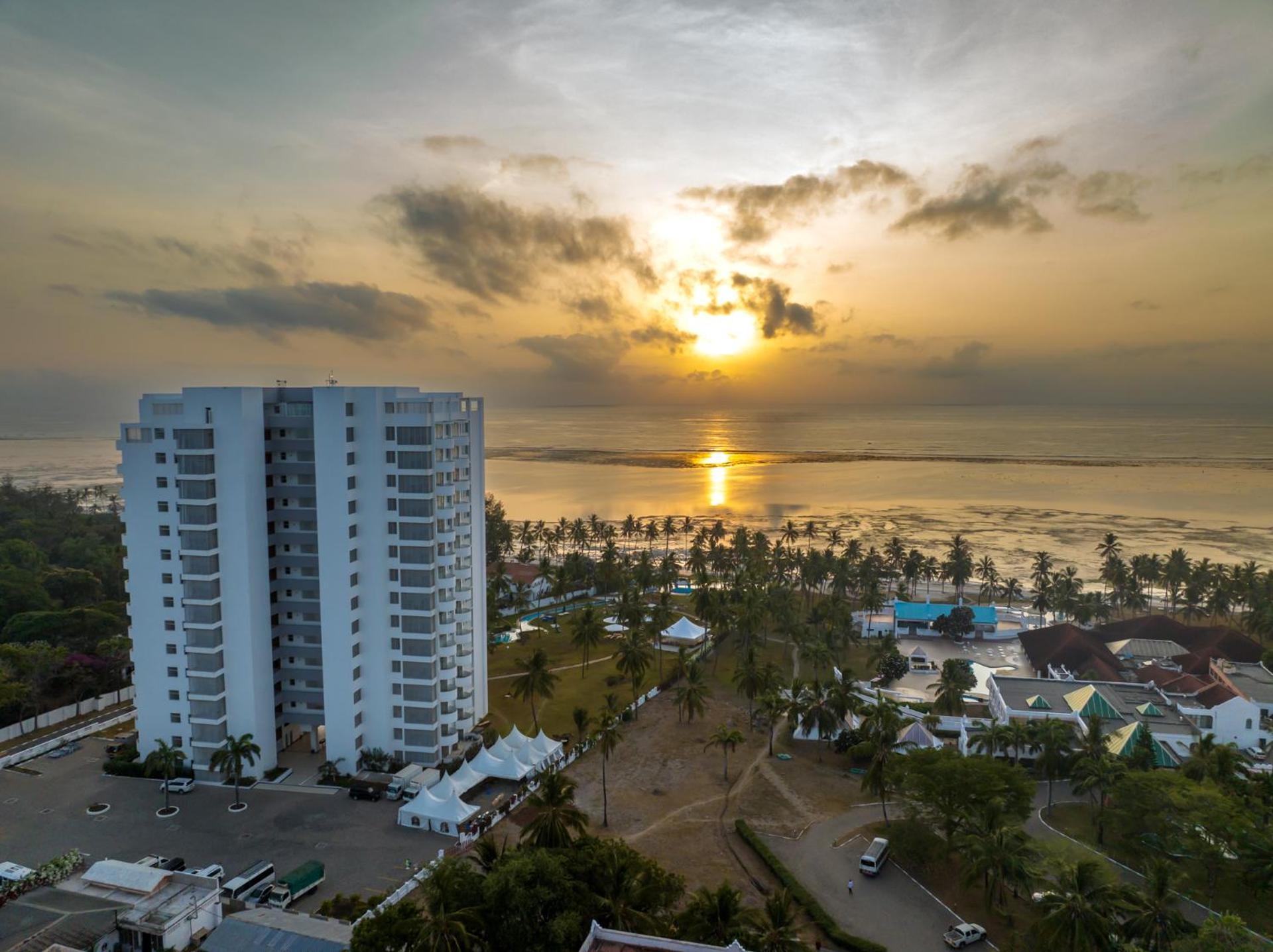 Sun N Sand Beach Resort Mombasa Esterno foto